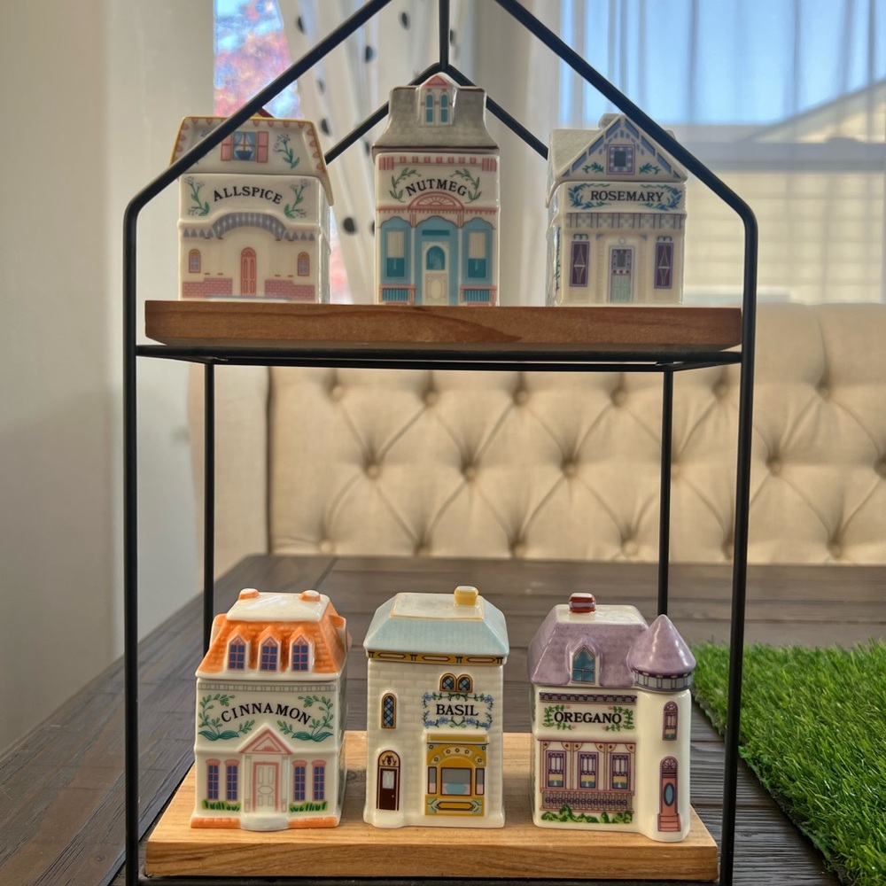 Charming Spice House Set